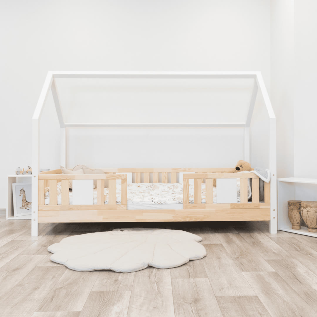 Łóżko domek z drewna sosnowego w pokoju dziecka